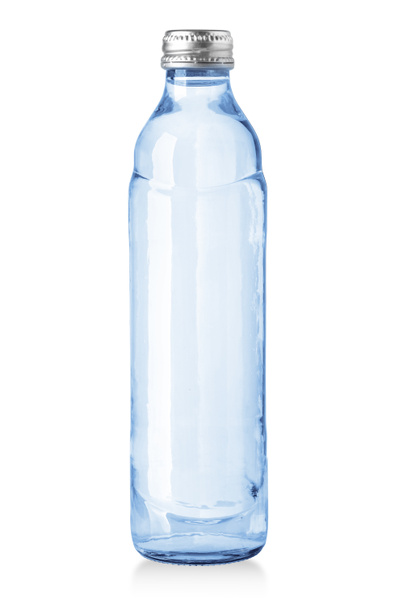 Pequeña botella de agua de vidrio aislado en blanco con camino de recorte
 - Foto, imagen