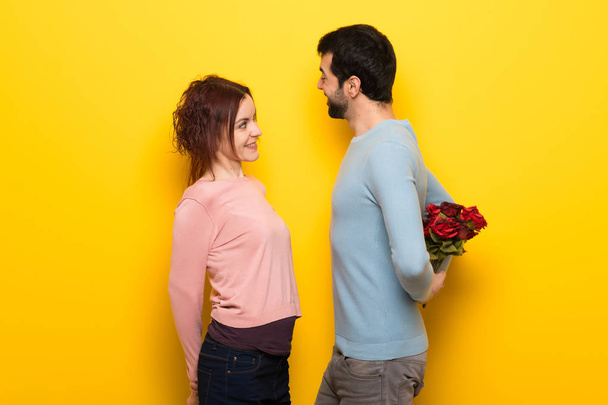 Пара в День Святого Валентина с цветами
 - Фото, изображение