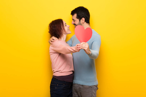 Couple dans la Saint Valentin tenant un symbole de coeur
 - Photo, image