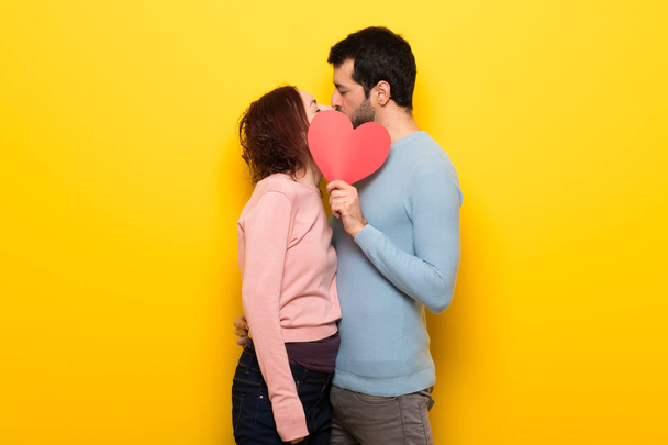İki kalp simgesi tutan ve öpüşme valentines gün içinde - Fotoğraf, Görsel