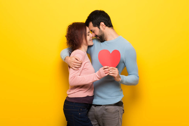 Paar am Valentinstag hält ein Herzsymbol und küsst sich - Foto, Bild