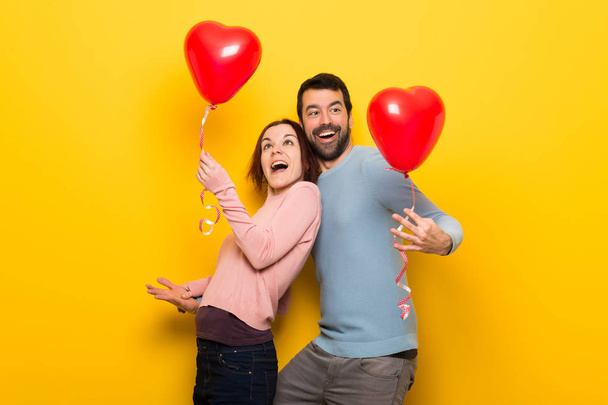 Casal no dia dos namorados com balões com forma de coração
 - Foto, Imagem