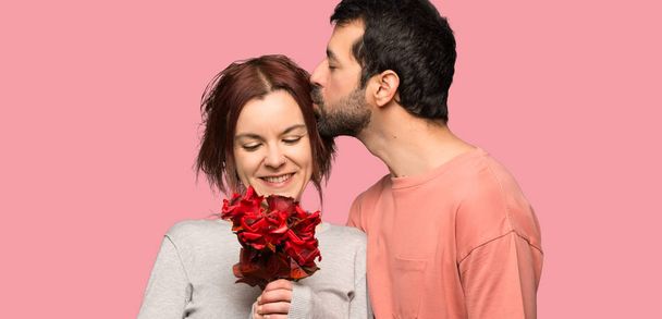 分離ピンク背景の上の花バレンタインの日のカップル - 写真・画像
