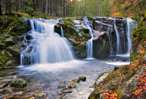 водопад из реки Эльба в Гигантских горах в Чехии
 - Фото, изображение