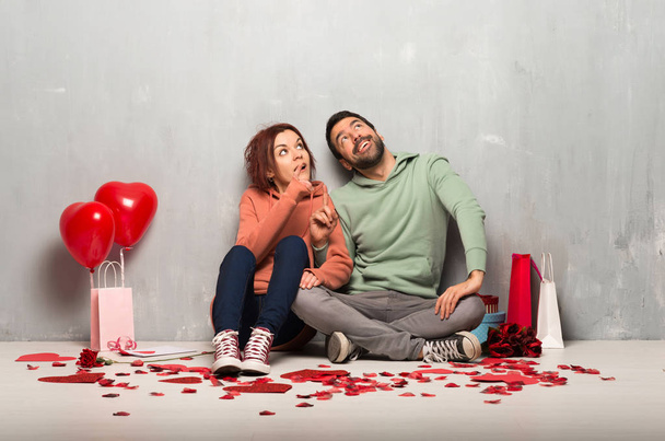 Пара в день Святого Валентина указывает вверх с индексом
 - Фото, изображение