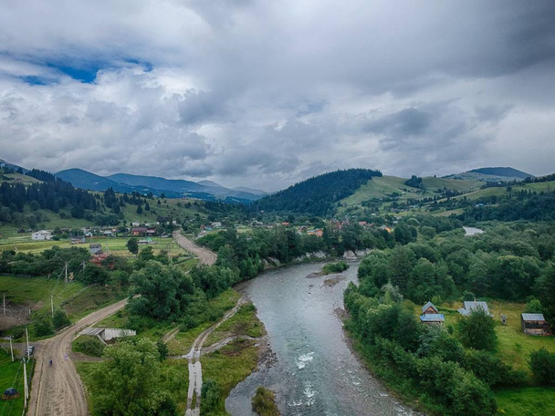 Chornyi Cheremosh rivier in de buurt van Verkhovyna, Karpathians, Oekraïne. - Foto, afbeelding