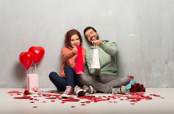 Paar am Valentinstag hält viele Einkaufstüten in der Hand - Foto, Bild