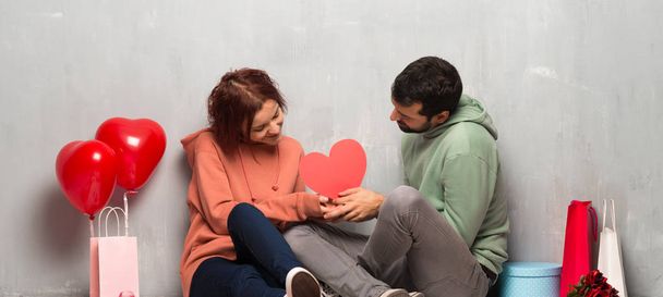 Couple in valentine day holding a heart symbol - Fotografie, Obrázek