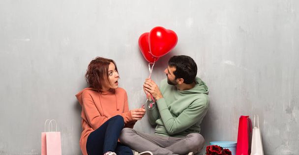 Pár v valentine den s balónky s tvar srdce - Fotografie, Obrázek
