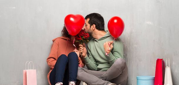 Coppia in San Valentino con fiori e palloncini a forma di cuore
 - Foto, immagini