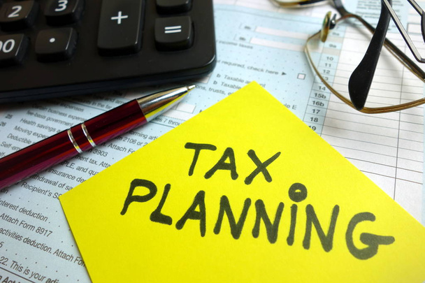 Текст налогового планирования, форма 1040, перо, калькулятор и очки
 - Фото, изображение