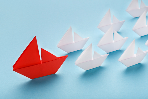 Piros papír csónak vezető fehér hajók, panoráma - Fotó, kép