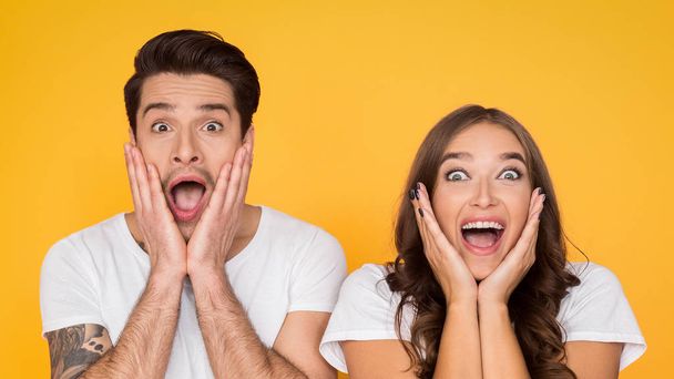 Surprised couple screaming and touching face over background - Foto, Bild