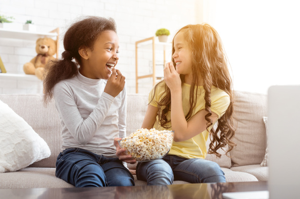 Nejlepší přátelé uživatele sledování kreslených a jíst popcorn - Fotografie, Obrázek