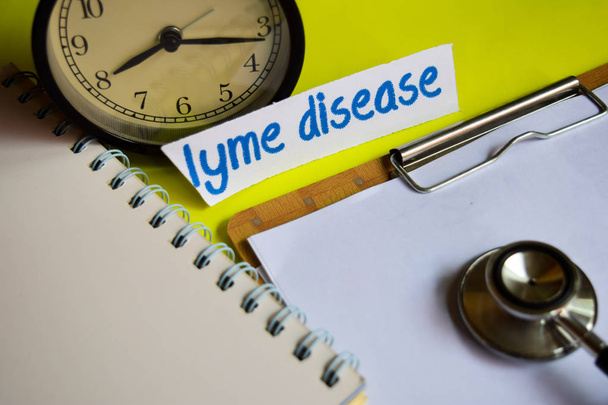 De ziekte van Lyme op gezondheidszorg concept inspiratie op gele achtergrond - Foto, afbeelding