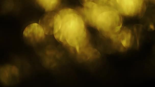 Gele schittering flikkeren in het donker. abstracte creatieve achtergrond. - Video