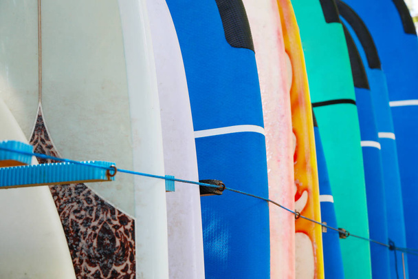 Стек барвистих серфінгів готовий для оренди на пляжі
 - Фото, зображення