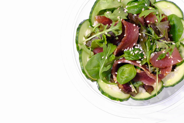 Frisse salade van Groenen en ham, witte achtergrond - Foto, afbeelding