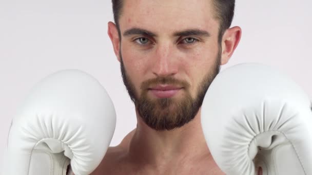 Vousatý muž boxer úsměv do kamery, stojící v boji proti postoj - Záběry, video