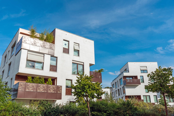 Modernas casas de apartamentos blancos con un cielo azul visto en Berlín, Alemania
 - Foto, Imagen