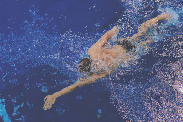 Nageur masculin à la piscine. Photo sous-marine - Photo, image