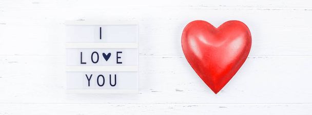 Δημιουργική ημέρα του Αγίου Βαλεντίνου ρομαντική σύνθεση επίπεδη θέσει το top view αγάπη εορτής με κόκκινη καρδιά lightbox λευκό φόντο ξύλινη αντίγραφο χώρο πρότυπο ευχετήριας κάρτας κείμενο σχεδίου κοινωνικών μέσων μαζικής ενημέρωσης blogs - Φωτογραφία, εικόνα