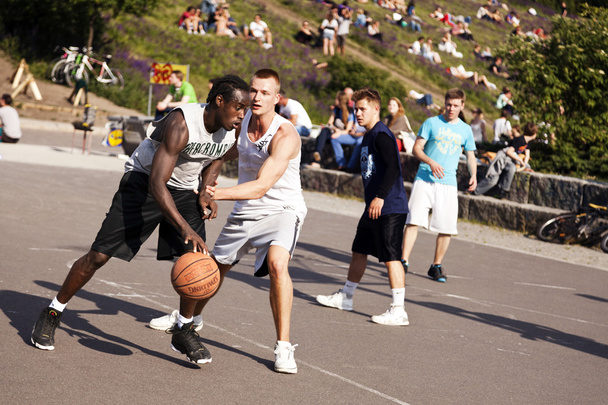 Intensiver Kampf im Streetbasketball - Foto, Bild
