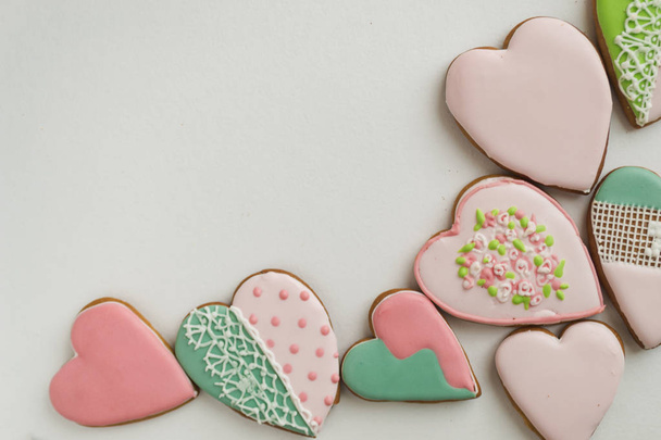 Gingerbread gingerbread in pink glaze, on white background. Bakery products. Gingerbread in the shape of a heart. Place for text. Gingerbread pattern Background. - Zdjęcie, obraz