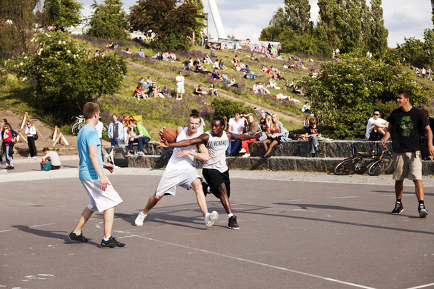 Intensiver Kampf im Streetbasketball - Foto, Bild