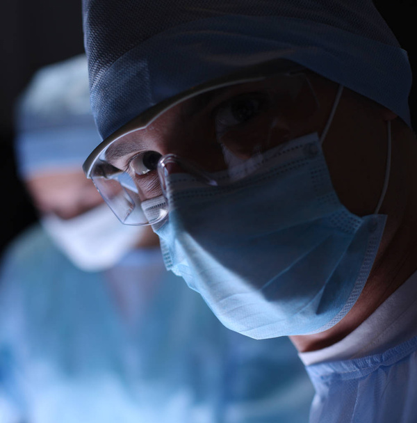Team surgeon at work in operating room - Foto, Bild
