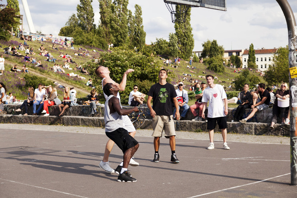 intensywne walki ulicznej koszykówki - Zdjęcie, obraz
