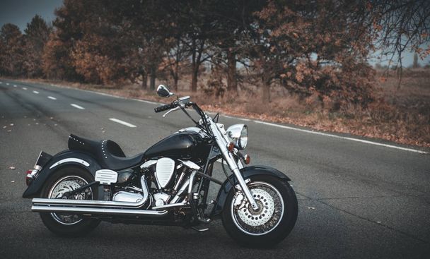 Elegante motocicleta en la carretera
. - Foto, Imagen
