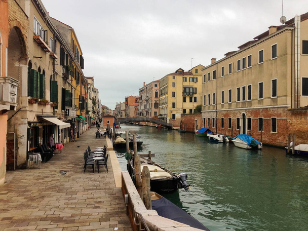 テーブルと椅子のヴェネツィアの運河外側 - 写真・画像