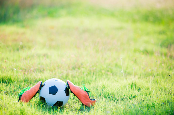 scarpe da calcio e da calcio sull'erba verde per allenare e giocare a calcio
. - Foto, immagini