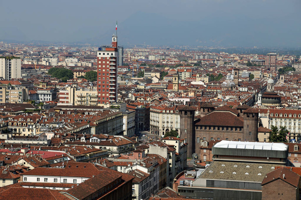 Озил, Италия - 27 августа 2015 года: панорама города со старыми памятниками и новыми зданиями и небоскребами
 - Фото, изображение