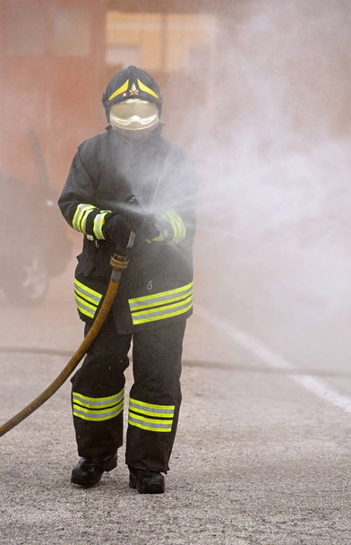 イタリアの消防士は消防署で運動中に泡消火栓を使用してヴィチェンツァ、Vi, イタリア - 2018 年 5 月 10 日。 - 写真・画像
