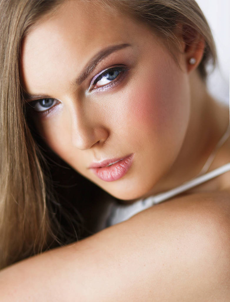 Beautiful woman face close up studio on white. - Foto, afbeelding