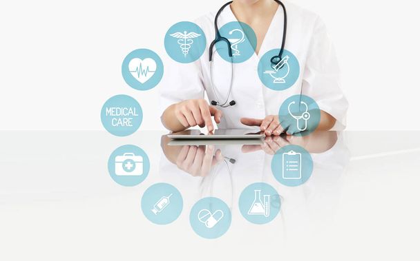 το γιατρό στο γραφείο με ψηφιακό tablet, Διαδικτύου υγειονομικής περίθαλψης και ιατρικής σύμβολα εικονίδια, απομονώνονται σε λευκό - Φωτογραφία, εικόνα