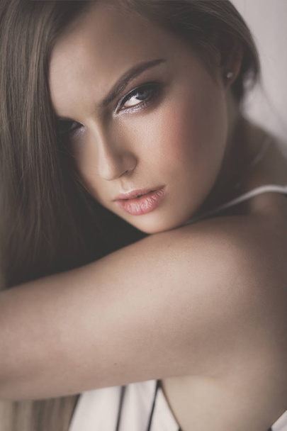 Beautiful woman face close up studio on white - Foto, afbeelding
