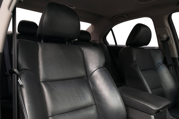 Μαύρα δερμάτινα καθίσματα σε σύγχρονο αυτοκίνητο. Λεπτομέρεια απο εσωτερικό χώρο. - Φωτογραφία, εικόνα