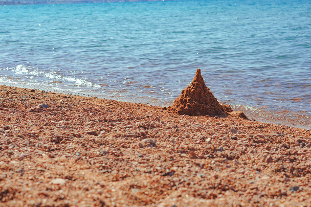um monte de areia na costa
 - Foto, Imagem