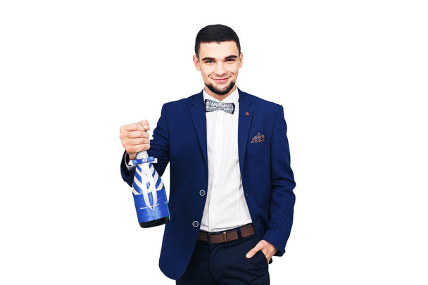 jovem homem elegante em um terno azul com uma garrafa decorada de champanhe ou vinho
 - Foto, Imagem