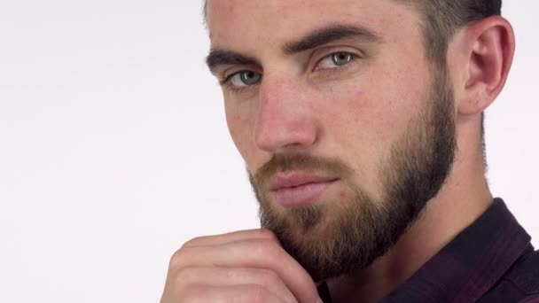 Knappe ernstige man op zoek weg zorgvuldig, zijn baard wrijven - Video