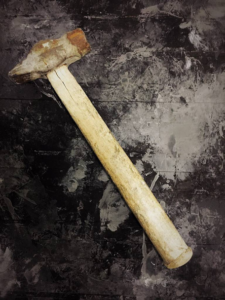 Old hammer tool on shabby grunge background - Фото, зображення