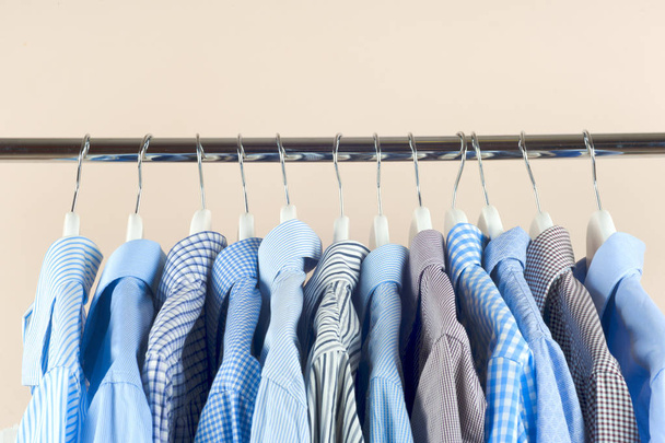 Kleiderbügel mit Hemden. Businesskleidung für Männer. Mode - Foto, Bild