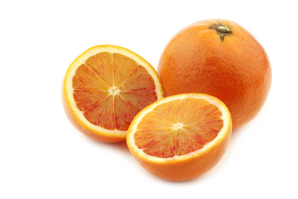 свіжа кров апельсин і розрізаний на білому тлі
 - Фото, зображення