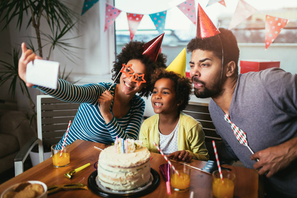 Щаслива сім'я, що святкує день народження разом вдома, робить селфі
 - Фото, зображення