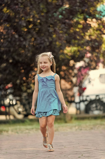 Little girl smile in park on summer day - Fotoğraf, Görsel