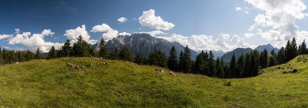 Le Karwendel est la plus grande chaîne de montagnes des Alpes calcaires du Nord. Mittenwald est une ville de Bavière, Allemagne
. - Photo, image