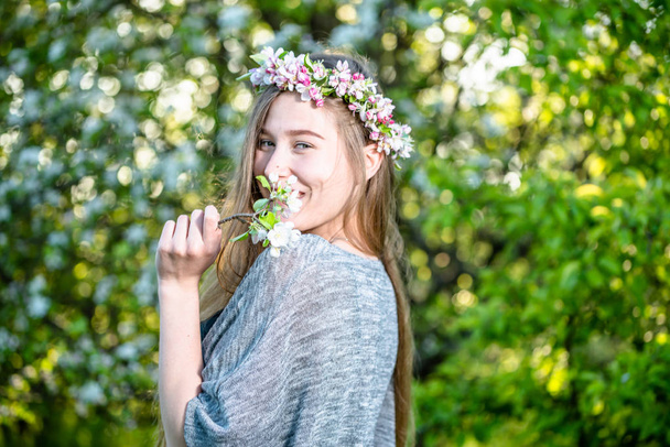 Young natural woman with flowers, spring girl portrait, outdoors - Foto, imagen